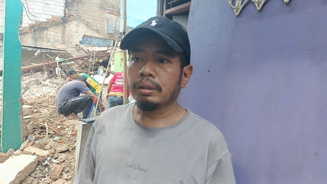 Sunaryo, warga yang rumahnya terdampak ledakan di Pamulang, Tangsel, Sabtu (13/9/2025). [FTNews.co.id/Selvianus Kopong Basar]